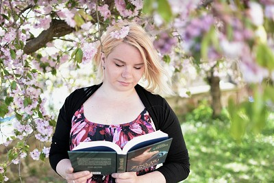 Vlastním jménem Sabina Huřťáková, své knihy však publikuje pod pseudonymem Anna Beatrix Bártová, což je vlastně jméno její praprababičky. Píše od dětství. První „románky“ psala do sešitů – a dnes už ani neví, kde skončily. Opravdový román pak začala psát až na vysoké škole. Byly to počátky Gutty z Bubnu, kterou skutečně vydala – ale až o mnoho let později. Narodila se ve stejný rok, jen o dva měsíce později, než její dcera. Poté následovalo Prokletí Schwartzovy vily... (Foto: Martin Hatan)